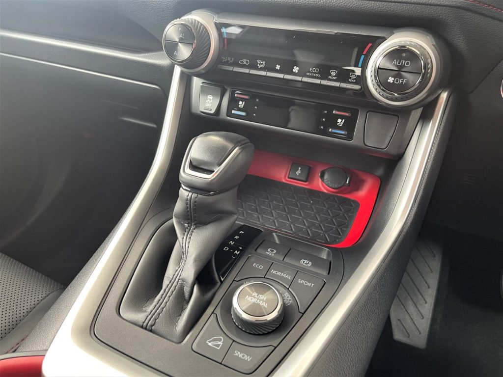 RAV4アドベンチャーオフロードパッケージ 赤アクセントの入ったシフトレバーとセンターコンソール