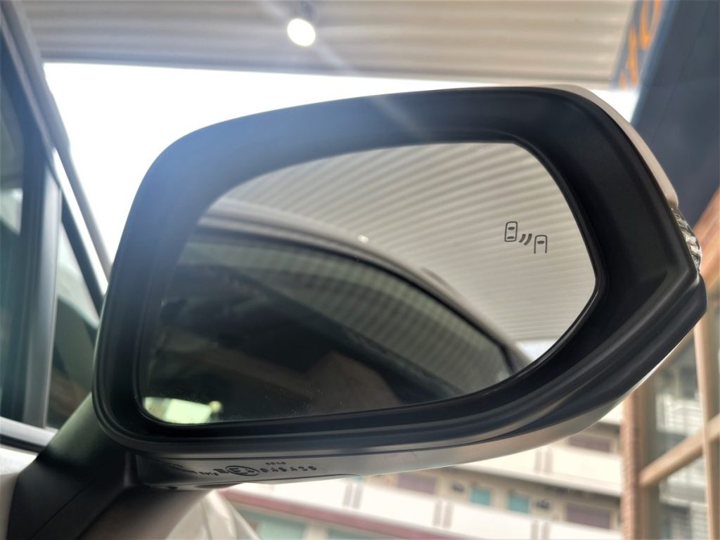 RAV4アドベンチャーオフロードパッケージ サイドミラーに内蔵されたブラインドスポットモニターのインジケーター