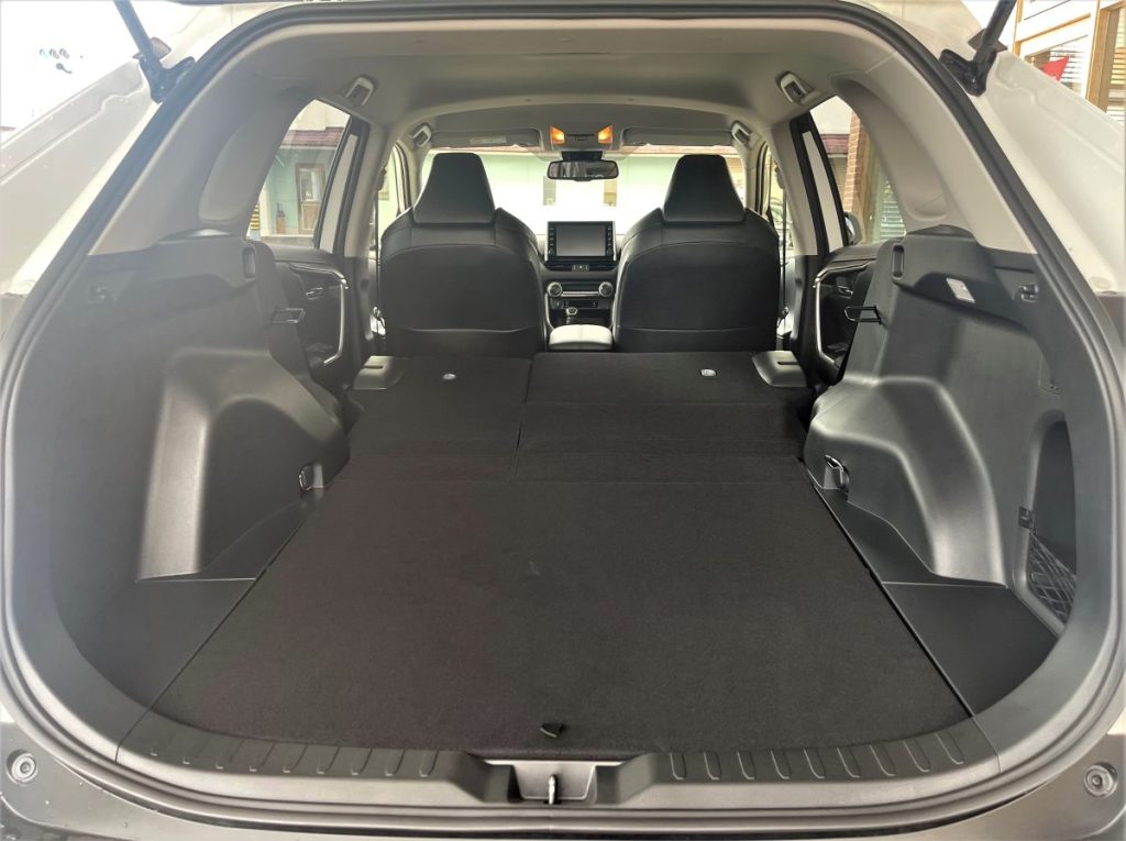 RAV4アドベンチャーオフロードパッケージ 後部シートを倒した後の広々とした荷室スペース全体