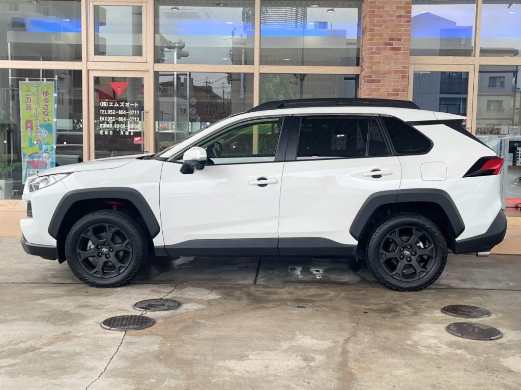 RAV4アドベンチャーオフロードパッケージ 真横からのサイドビュー、リフトアップされた車高とマットブラックホイール