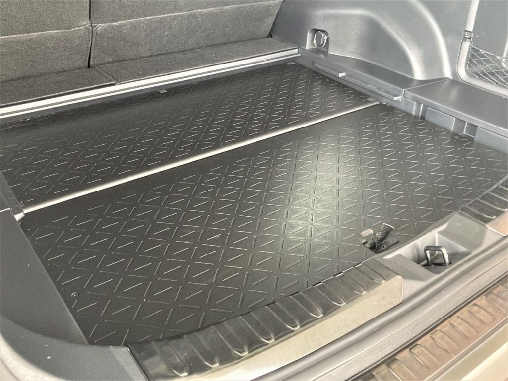 RAV4アドベンチャーオフロードパッケージ 両面使用可能な荷室デッキボードのクローズアップ