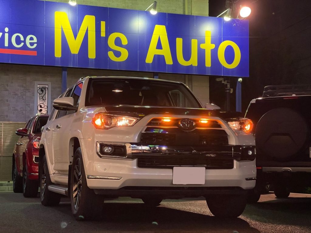 USトヨタ 4RUNNER LIMITED ホワイトボディ グリルマーカーを点灯させた夜のフロント外観