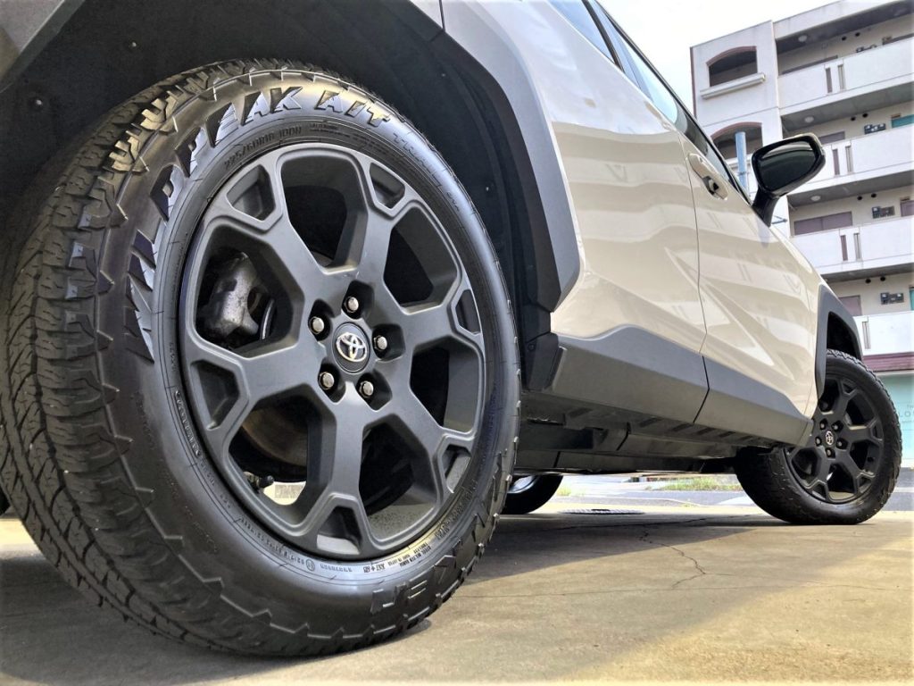 RAV4アドベンチャーオフロードパッケージ 225/60R18マットブラック塗装ホイールのクローズアップ