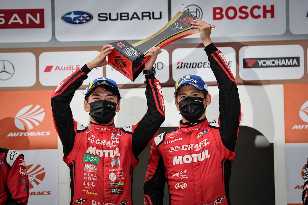 3号車 CRAFTSPORTS MOTUL Z ドライバー2名がトロフィーを並んで高々と掲げる優勝の瞬間