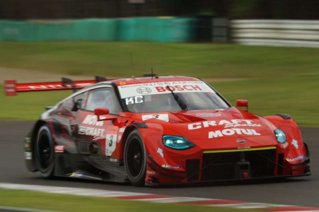 3号車 CRAFTSPORTS MOTUL Z コーナーを切る前面からのクローズアップ