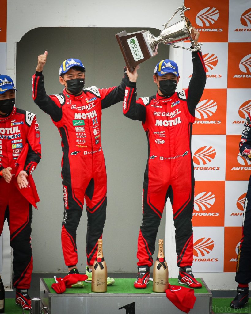 スーパーGT500 3号車 CRAFTSPORTS MOTUL Z 優勝を祝う表彰台でトロフィーを掲げるドライバー達