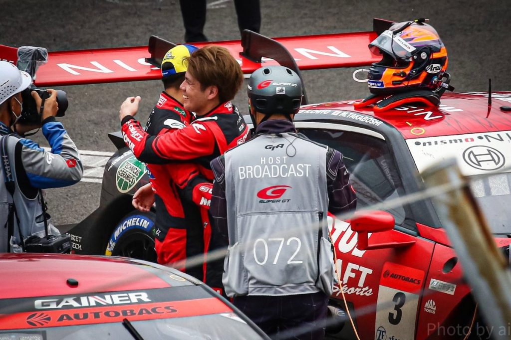 3号車 CRAFTSPORTS MOTUL Z ピット内で作業するクルーと放送スタッフの様子