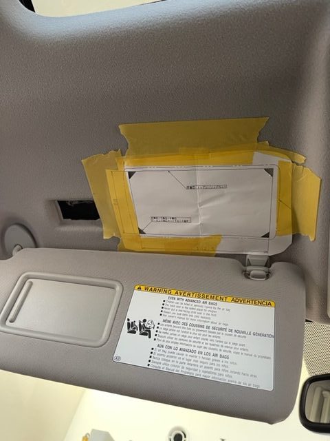 4RUNNER ETC取付位置決めのためサンバイザー部分に型紙を貼付けた作業写真