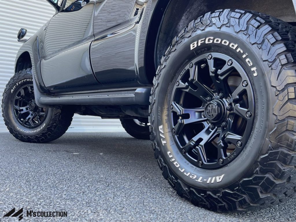 ハイラックスサーフ 285サイズ BF Goodrich All-Terrainタイヤとホイールのクローズアップ