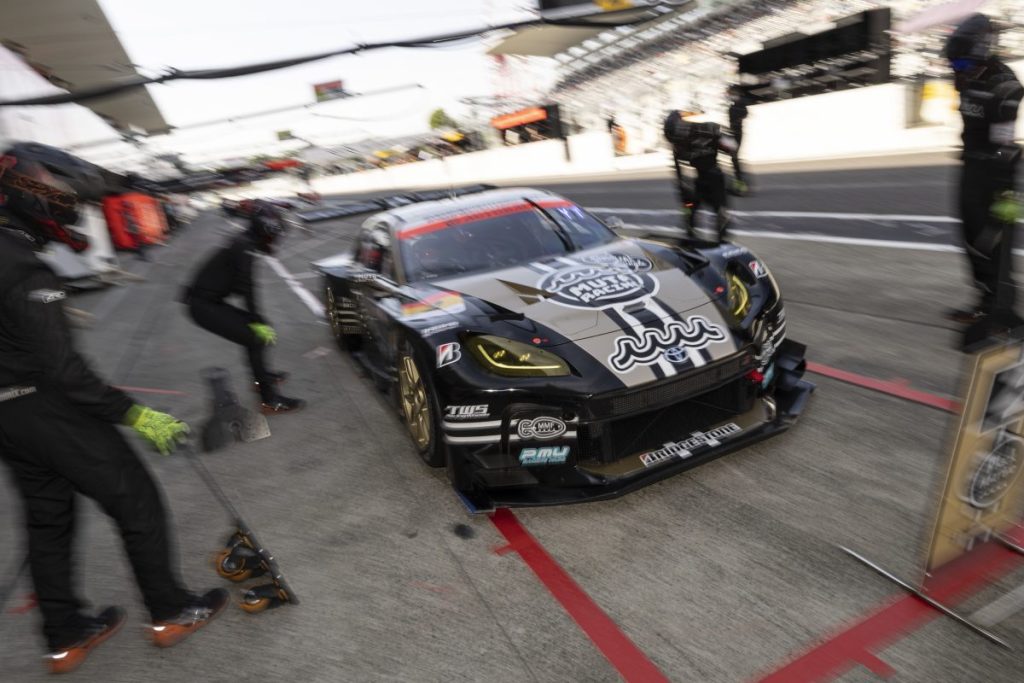 muta Racing INGING GR86-GT 2号車のピットストップ作業シーン