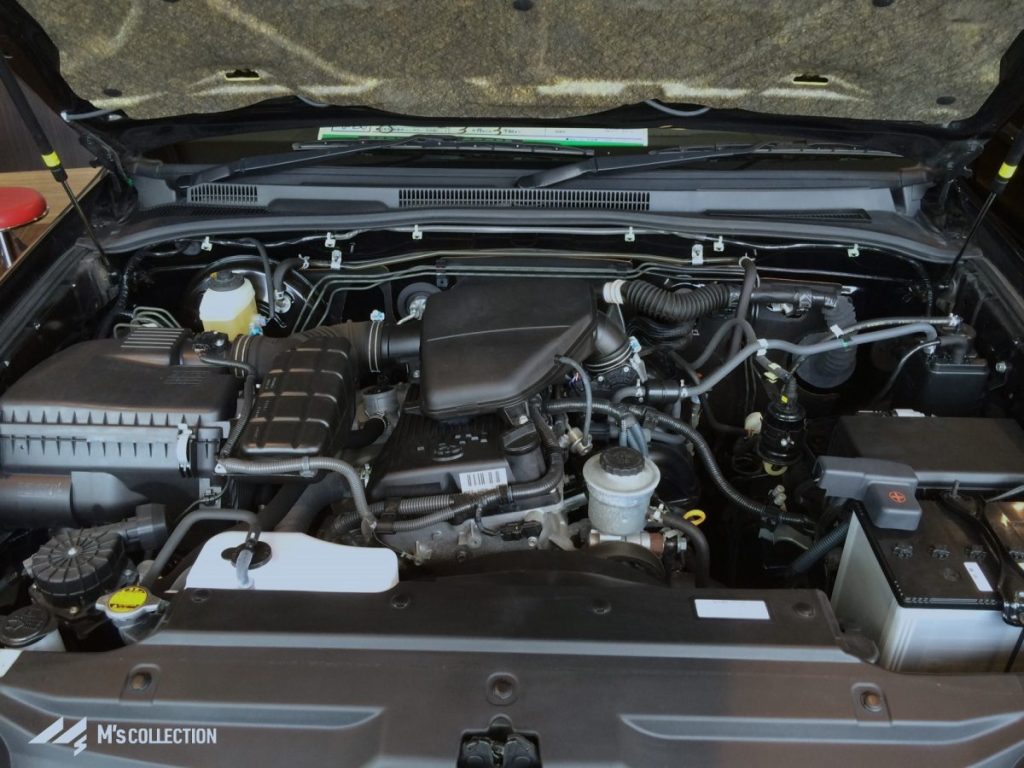 215ハイラックスサーフ 2TRエンジンのエンジンルーム内部(排気量2,700cc)