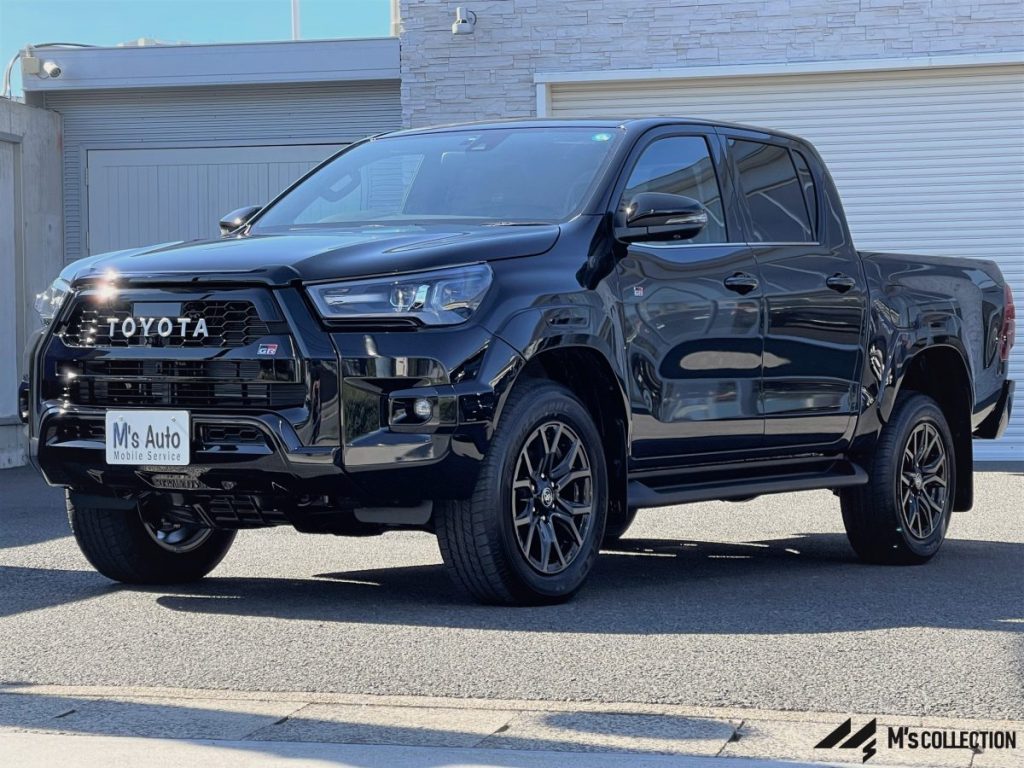 トヨタ ハイラックス Z GRスポーツ ブラック 展示場でのフロント右方外観