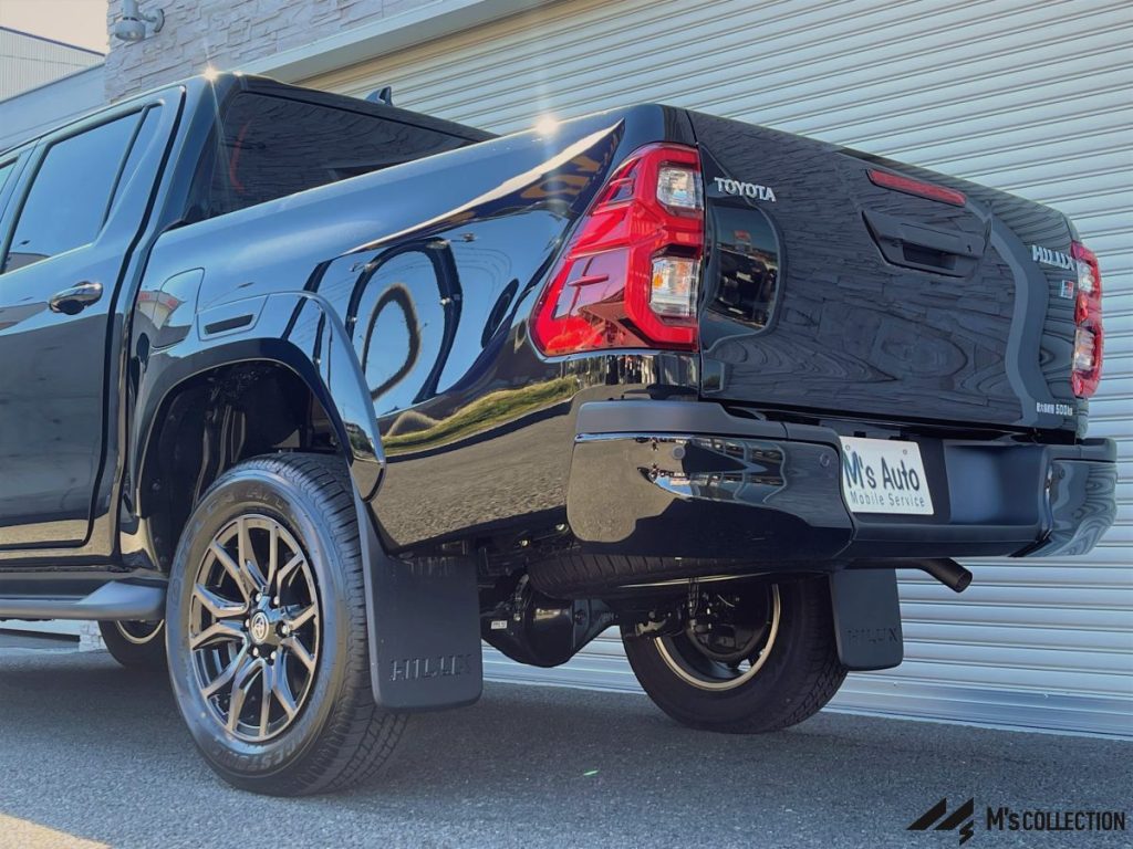 トヨタ ハイラックス Z GRスポーツ ブラック テールランプとHILUXレタリングのクローズアップ
