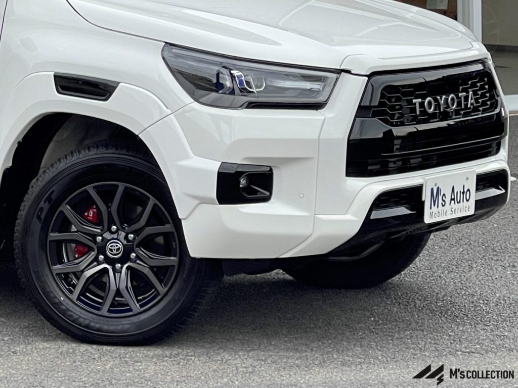 トヨタ ハイラックス GRスポーツ 専用オーバーフェンダーと黒いホイールのクローズアップ