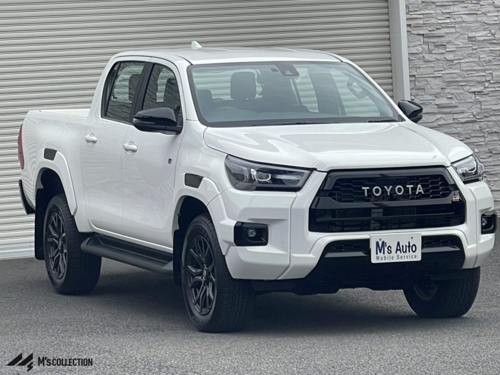 トヨタ ハイラックス GRスポーツ ホワイト フロント左方外観
