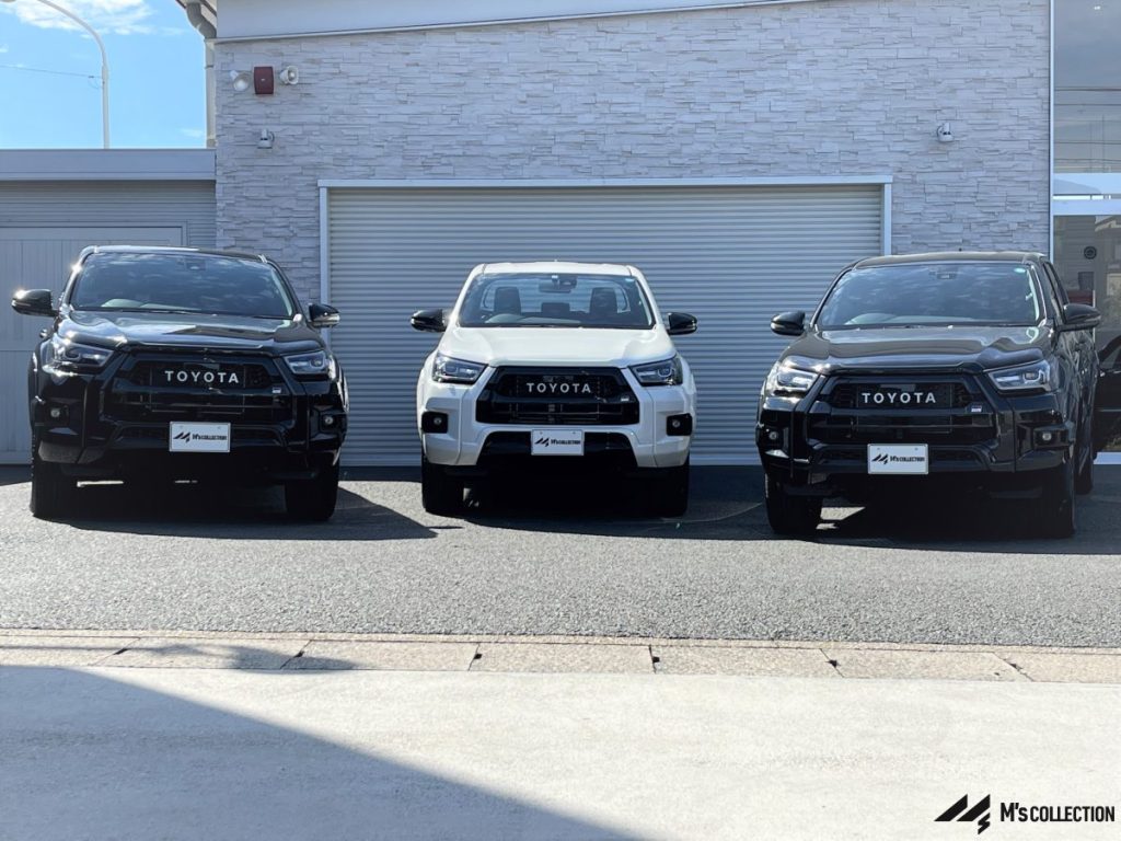 トヨタ ハイラックス TOYOTA文字グリルを映す3台の真正面並び外観