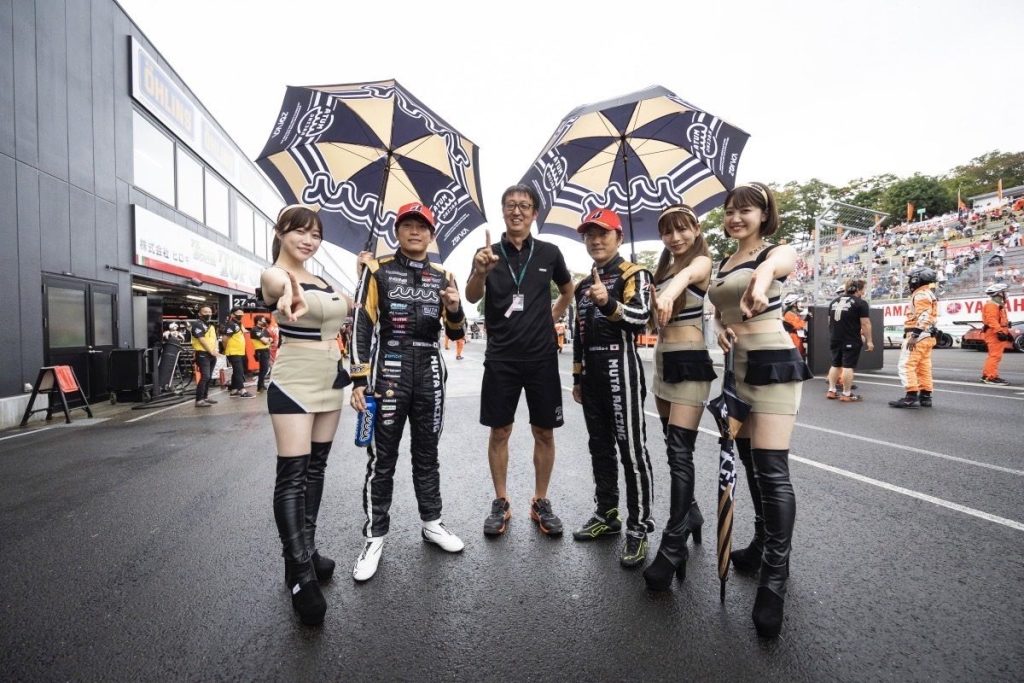 muta Racing INGINGドライバーとレースクイーンがピットレーンで撮った記念写真