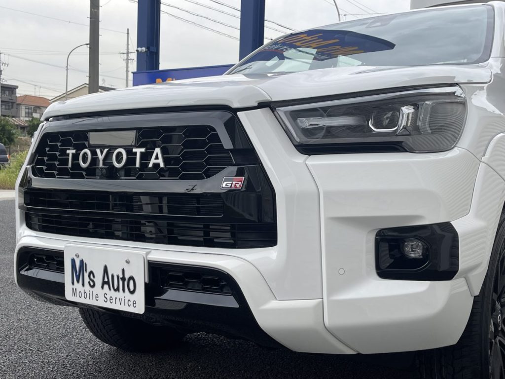 トヨタ ハイラックス GRスポーツ TOYOTAグリルとフォグランプのクローズアップ
