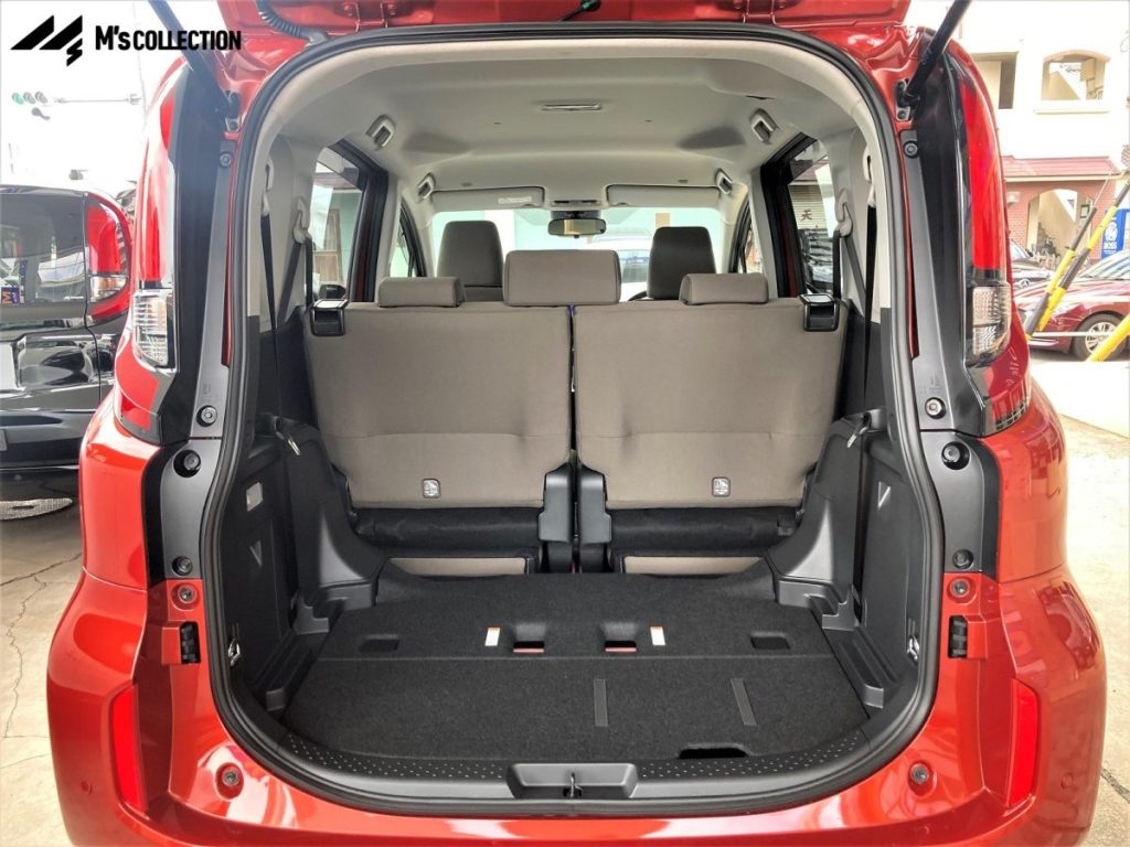 トヨタ シエンタ 新型 リアゲートを開けて見た荷室とシート全体
