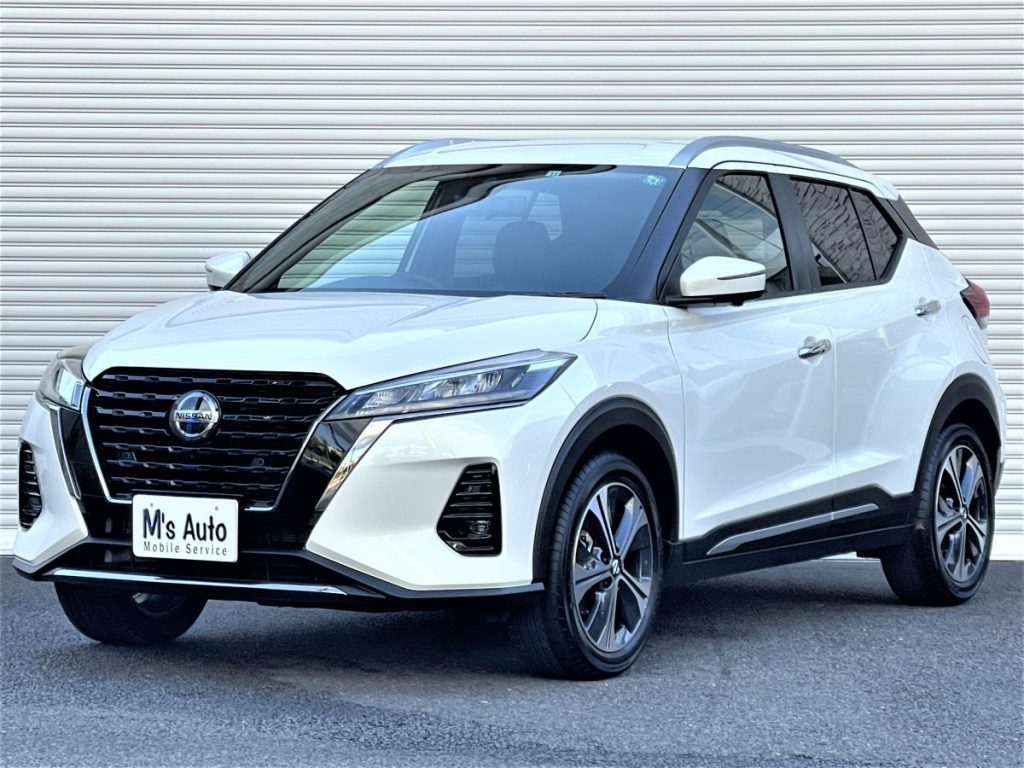 日産キックス Xスタイルエディション ホワイト×ブラックツートーン 展示時のフロント左方外観