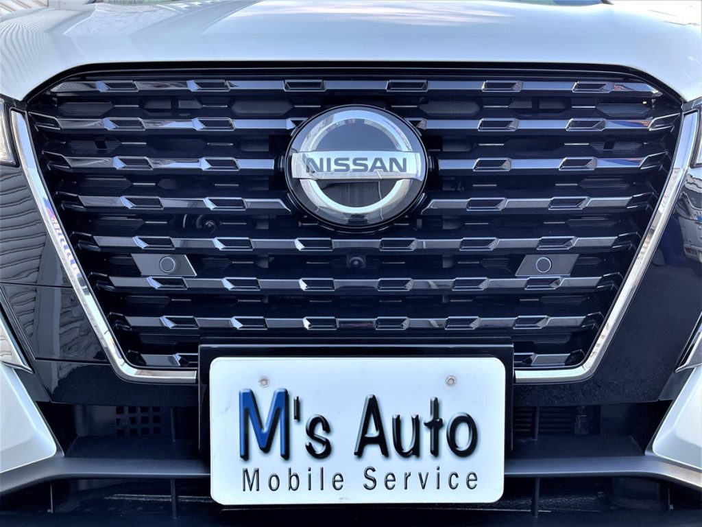 日産キックス Xスタイルエディション ダークカラー車両のダーククロム調グリルクローズアップ