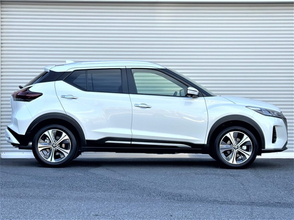 日産キックス Xスタイルエディション ホワイト×ブラックのサイドビュー全体外観
