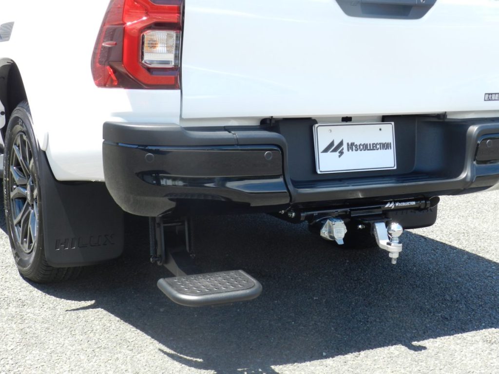 トヨタ ハイラックス GRスポーツ ヒッチメンバーとベッドステップを取り付けたリアバンパー