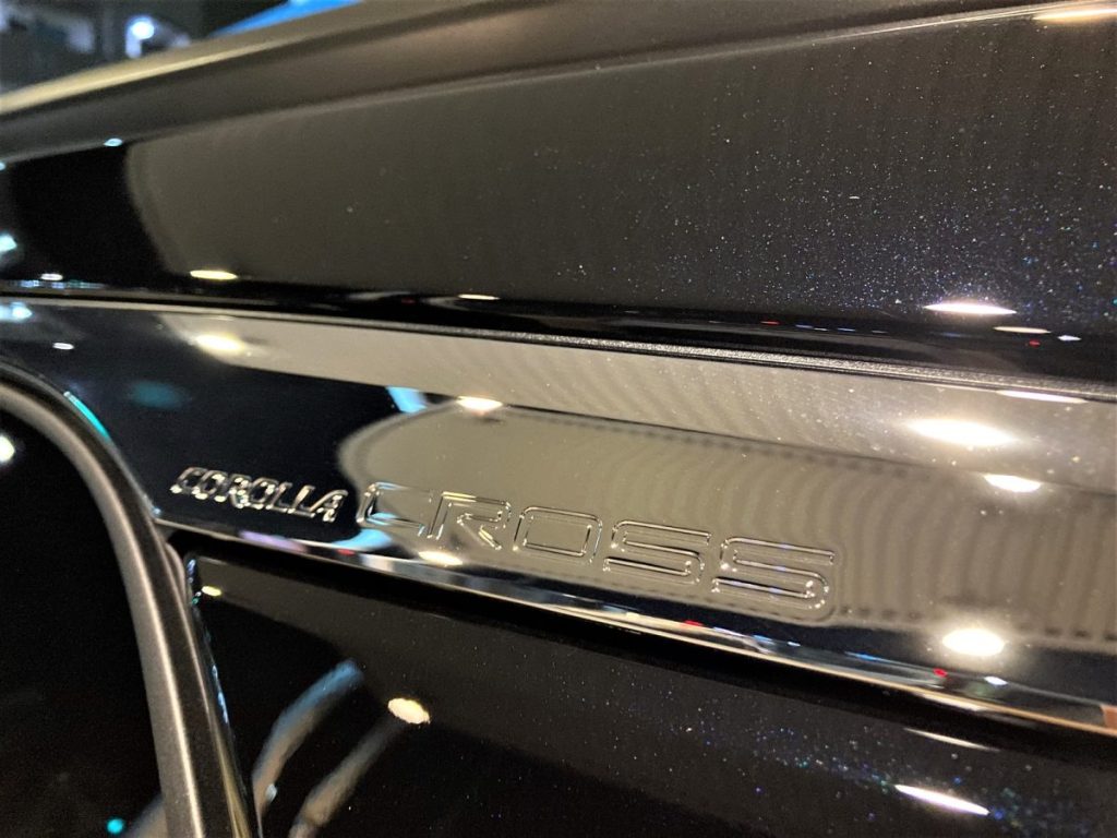 カローラクロス COROLLA CROSSバッジクローズアップ 黒色ボディエンブレム