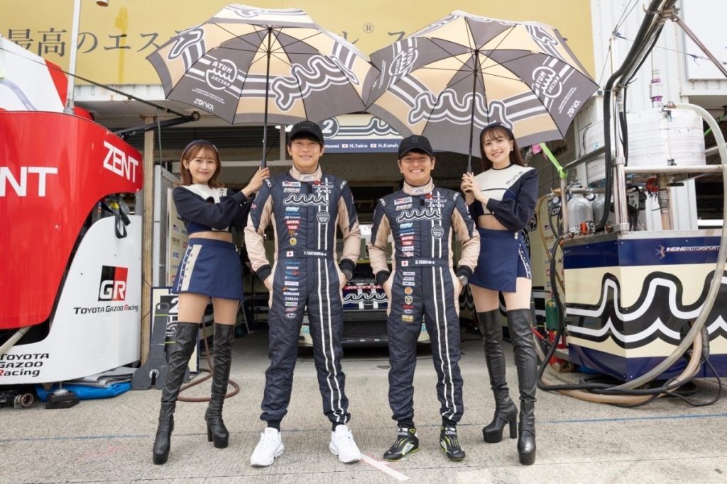 スーパーGT 第7戦 muta Racing INGING 雨の中のチームとドライバー集合写真