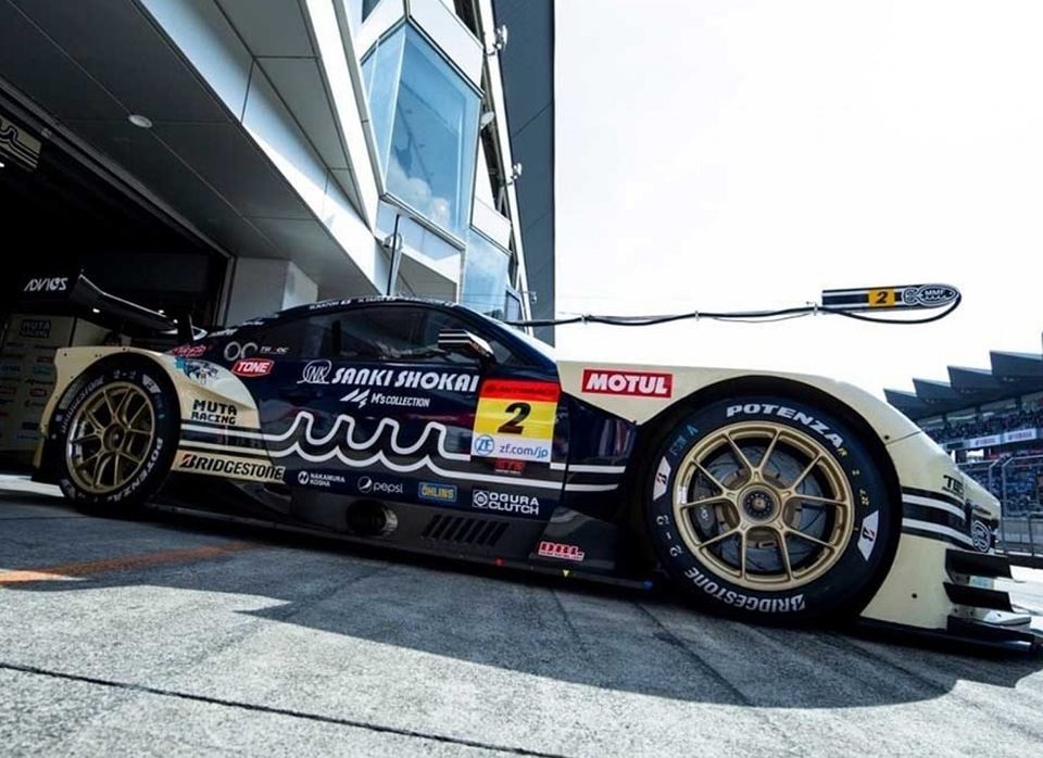 スーパーGT 第7戦 2号車 muta Racing INGING ガレージ前の低角度アングル