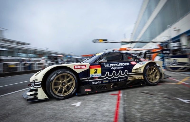 スーパーGT ピットレーンを走行するGT-R系マシン MOTULカラーリング サイドビュー