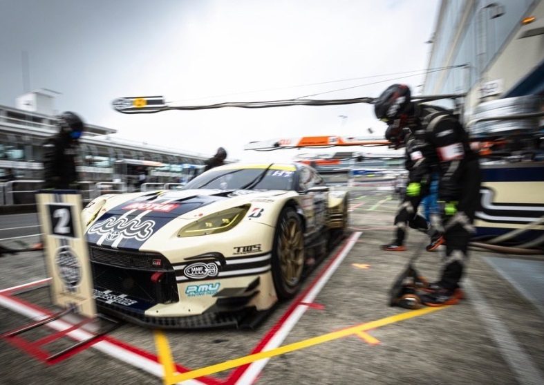 スーパーGT 最終戦 ピット作業中の2号車 muta Racing INGING GT300マシン