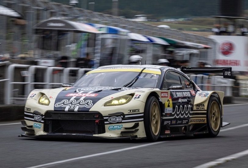 スーパーGT 予選レースで走行中の2号車 フロントアングル muta Racing INGING