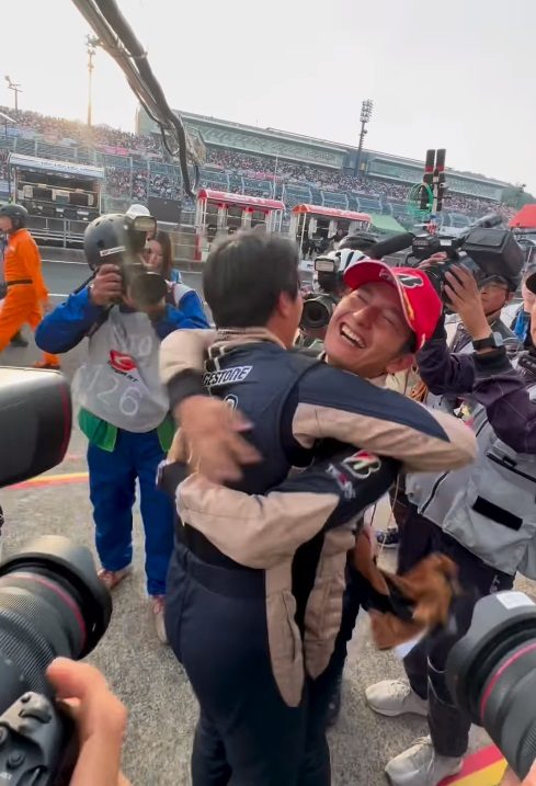 スーパーGT muta Racing INGING ドライバーとチームが予選1位を喜ぶピットレーンフェスト