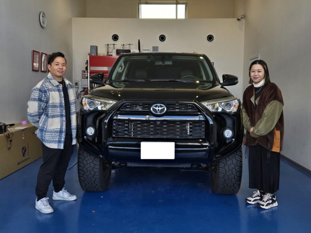 USトヨタ4RUNNER 納車時のお客様とスタッフの記念撮影 フロント外観