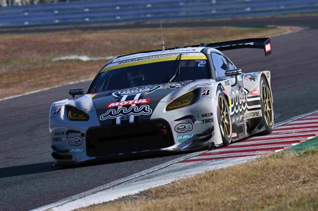 スーパーGT300クラス #2 muta Racing INGING サーキット走行シーン