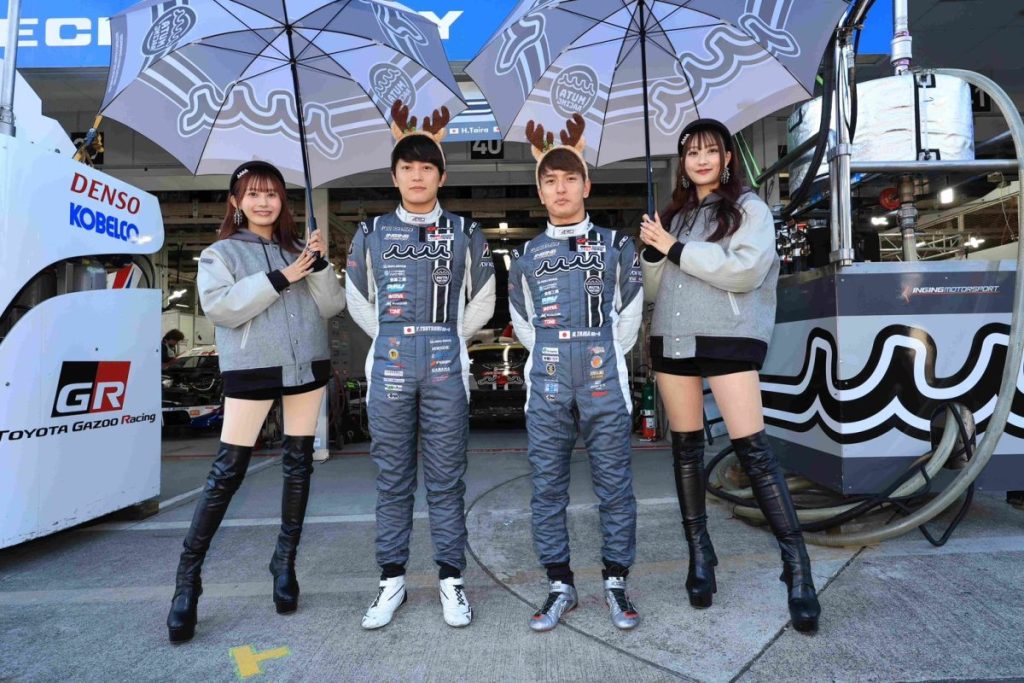 スーパーGT300最終戦 鈴鹿サーキット ドライバーとレースアンバサダー記念写真