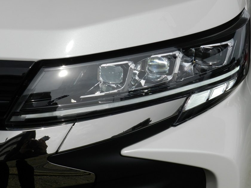 ノア S-Z プロジェクター式LEDヘッドランプ助手席側