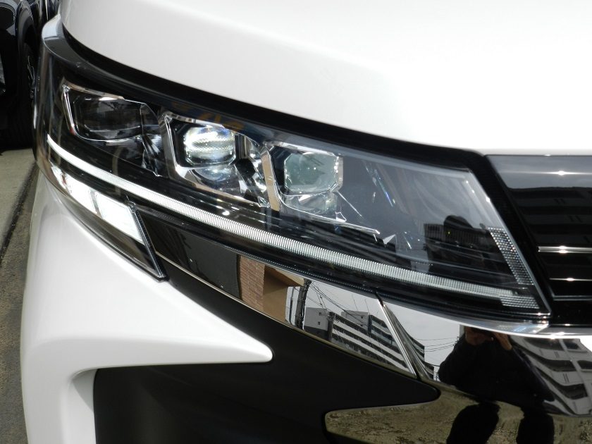 ノア S-Z プロジェクター式LEDヘッドランプ運転席側