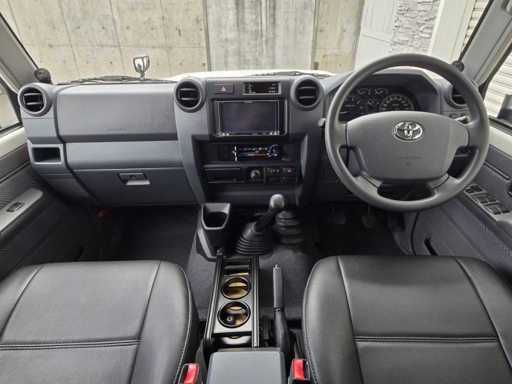 ランクル70 GRJ76 インパネ・メーターまわりと運転席
