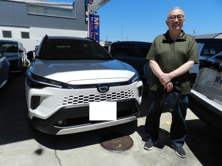 カローラクロス ハイブリッドZ ホワイト 納車式でのお客様と車両